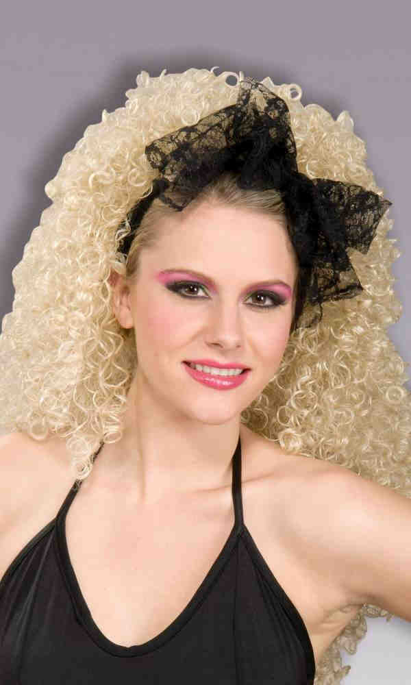 Big bows and oversized accessories in 1987