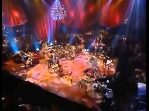 MTV Unplugged crowd and intimate 90s alternative rock performance atmosphere