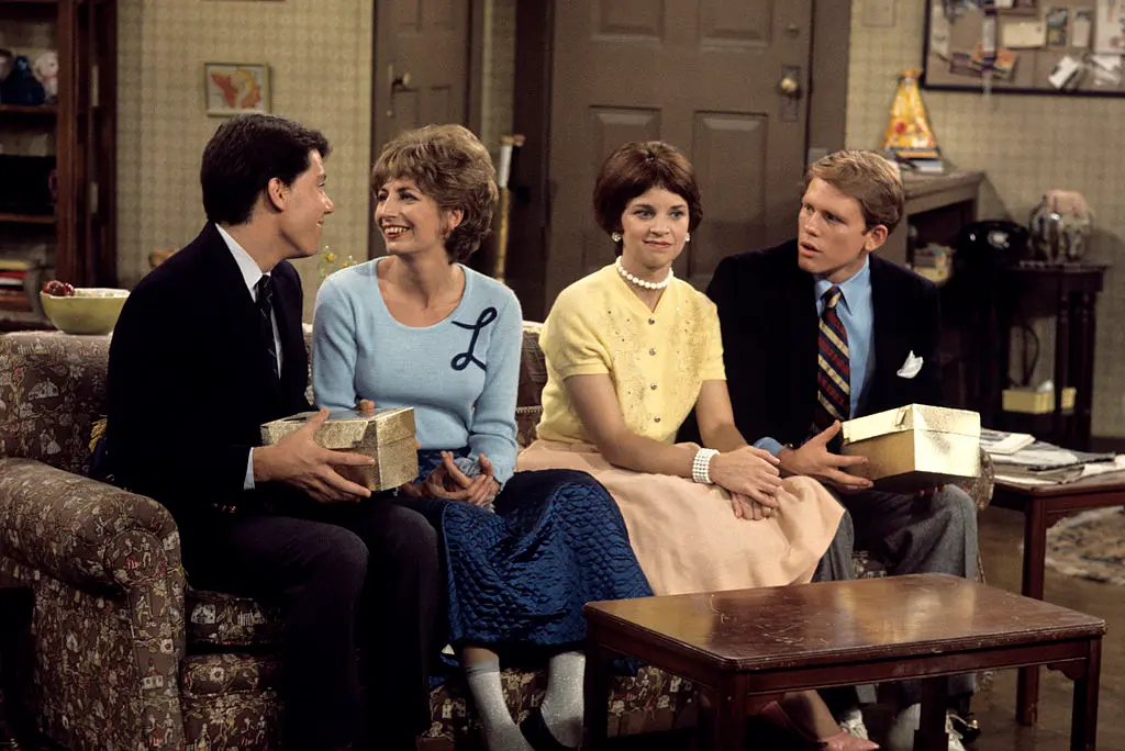 Fonzie, Laverne, Shirley and Richie together during a Happy Days crossover