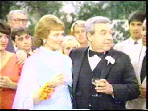 Howard Cunningham raising a glass during the final Happy Days toast