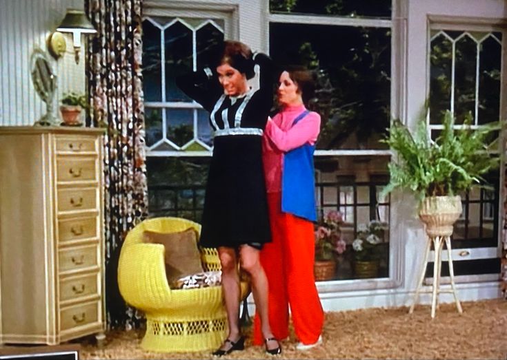 Mary Richards and Rhoda Morgenstern together in Mary’s apartment