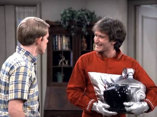 Robin Williams as Mork opposite Richie Cunningham on Happy Days