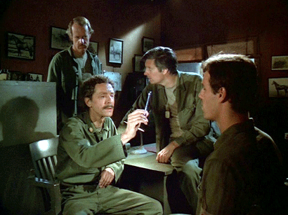 Sidney Freedman speaking with Hawkeye Pierce