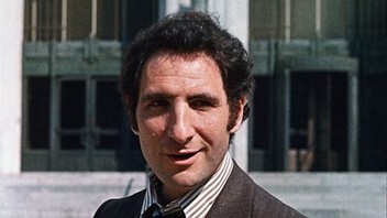 Judd Hirsch as Los Angeles homicide detective Dominick Delvecchio