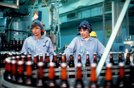 Laverne and Shirley working at the Shotz Brewery bottling line