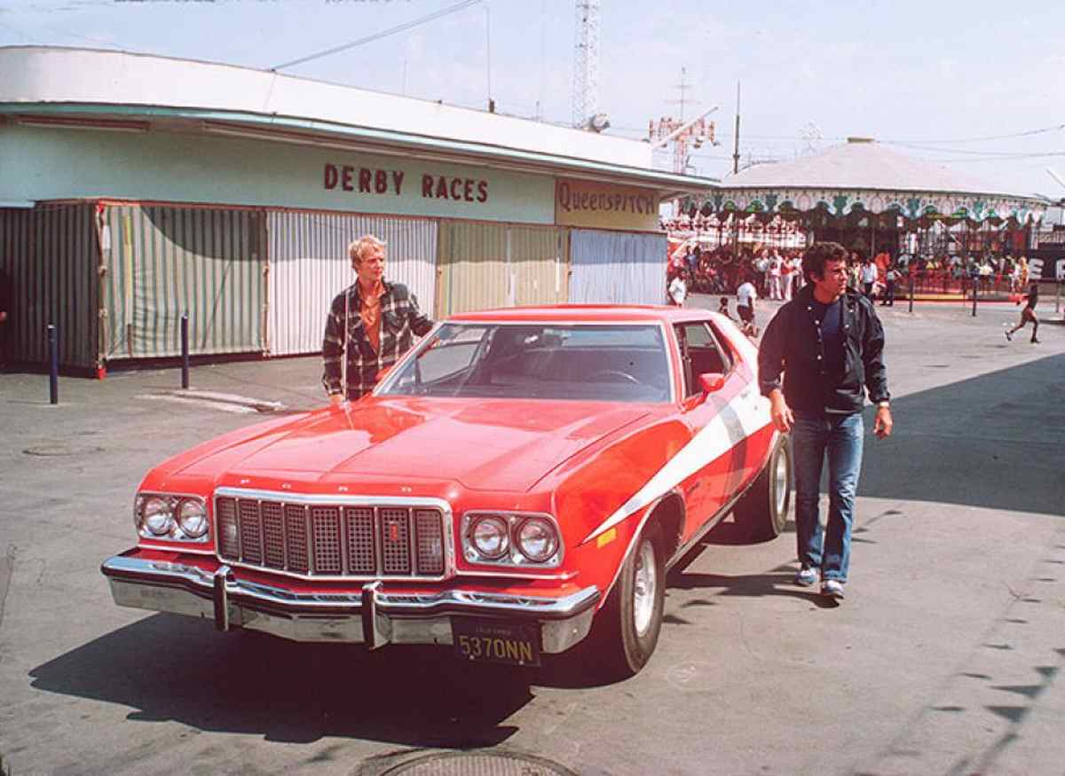 Starsky and Hutch standing with the red-and-white Gran Torino
