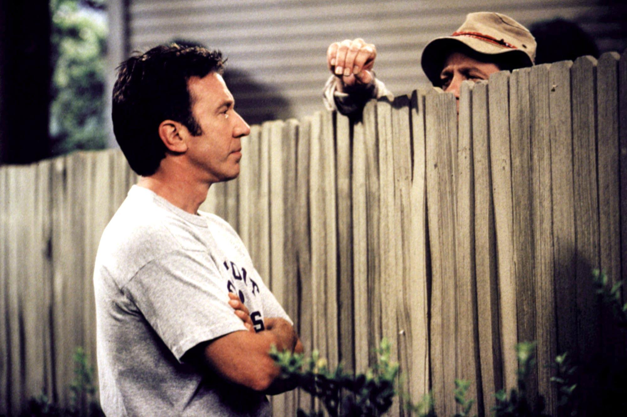 Tim Taylor talking with Wilson in the backyard on Home Improvement