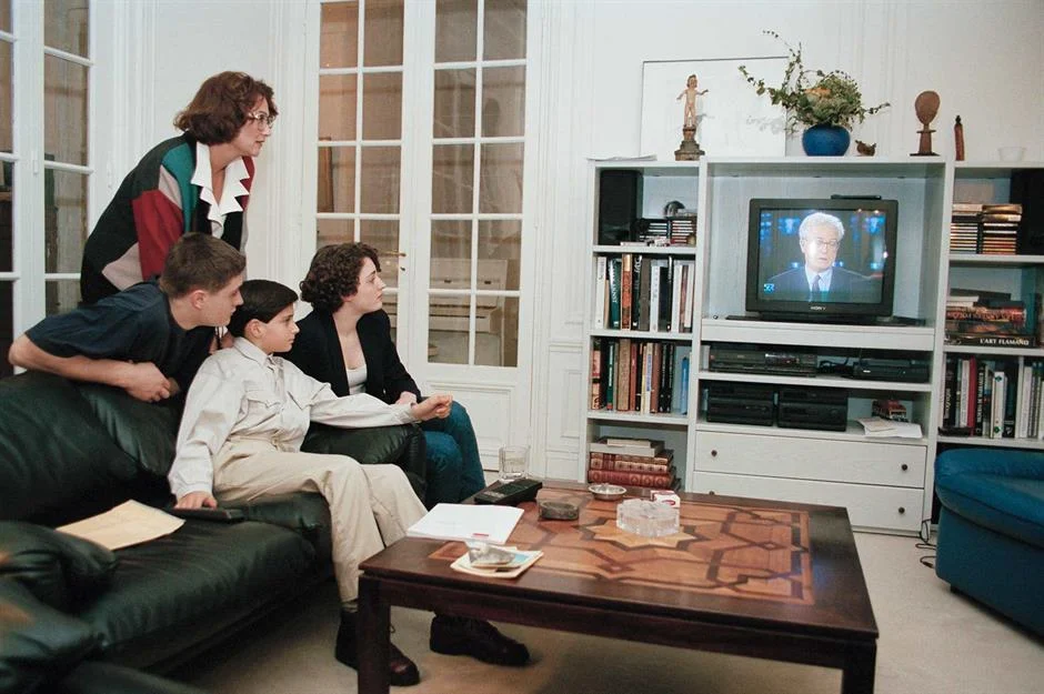 1990s household watching television on Sunday night