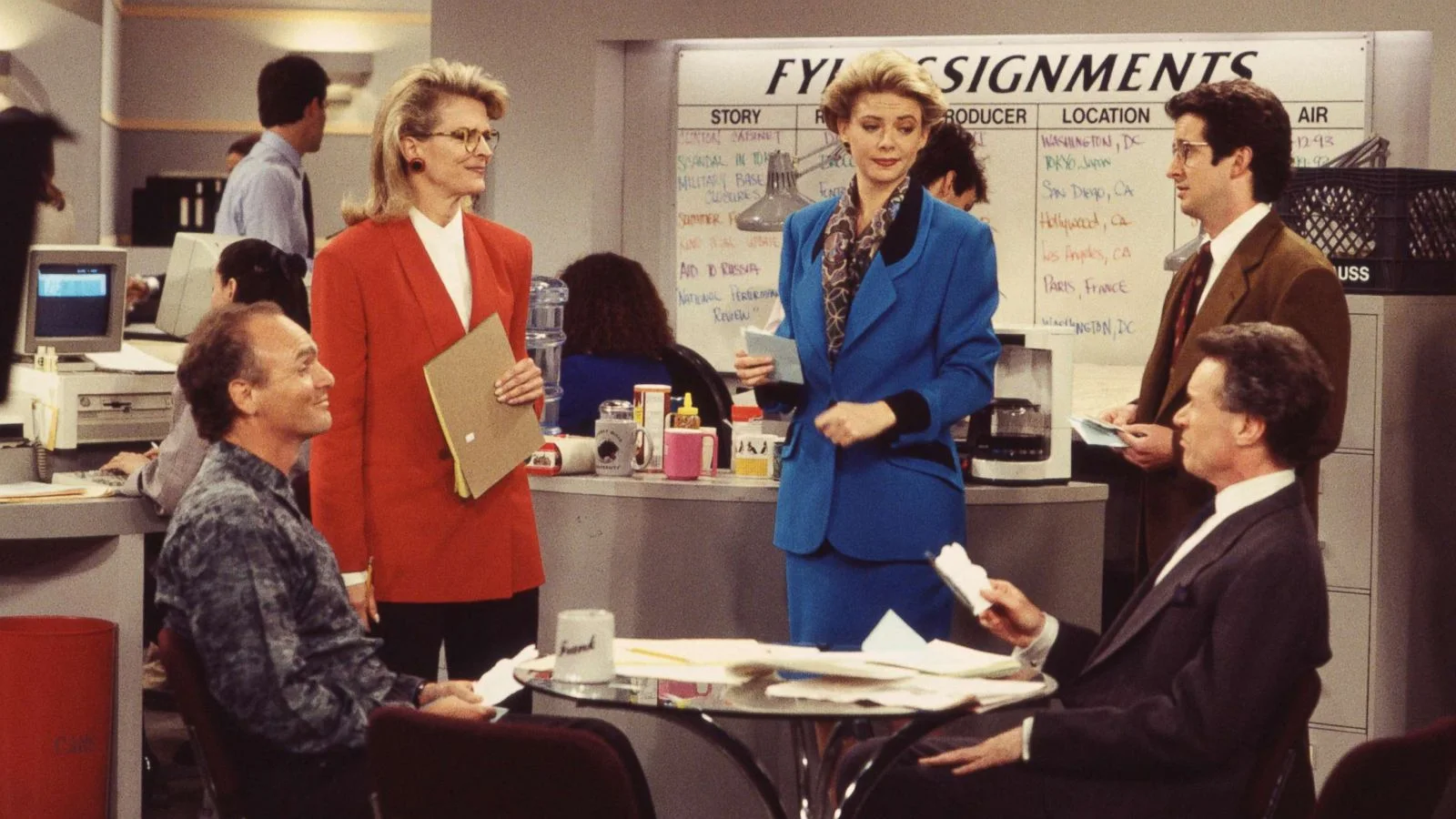 Murphy Brown and the FYI newsroom ensemble