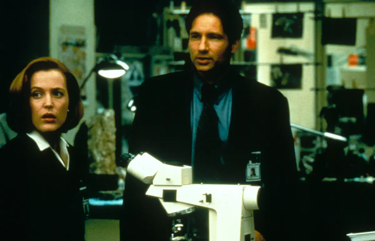 Mulder and Scully laboratory investigation