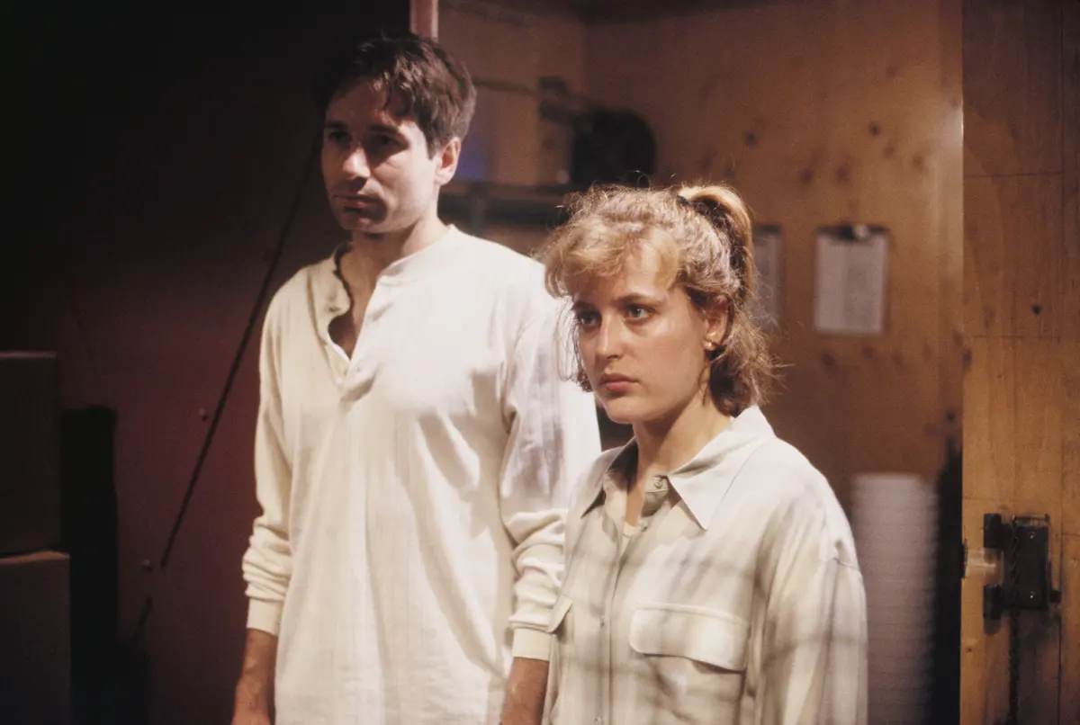 Mulder and Scully 1993 episode still